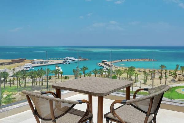 Ausblick von der Terrasse des Hilton Hurghada Plaza auf das Meer und einen Swimmingpool