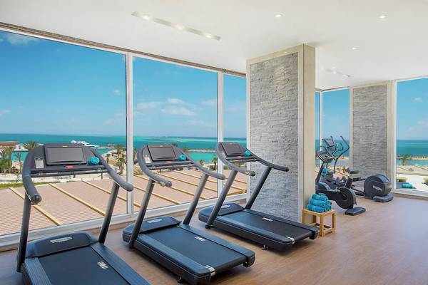 Fitnessraum im Hilton Hurghada Plaza Hotel mit Blick auf das Meer und moderne Trainingsgeräte.