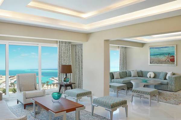 Wohnzimmer im Hilton Hurghada Plaza mit Ausblick auf das Meer