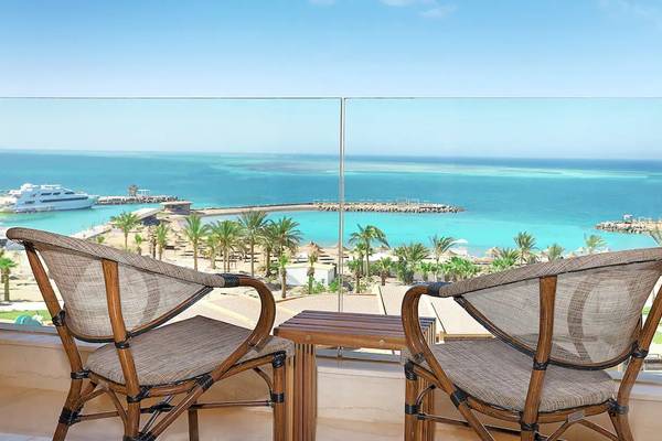 Blick von der Balkon des Hilton Hurghada Plaza auf das Meer und den Hafen.