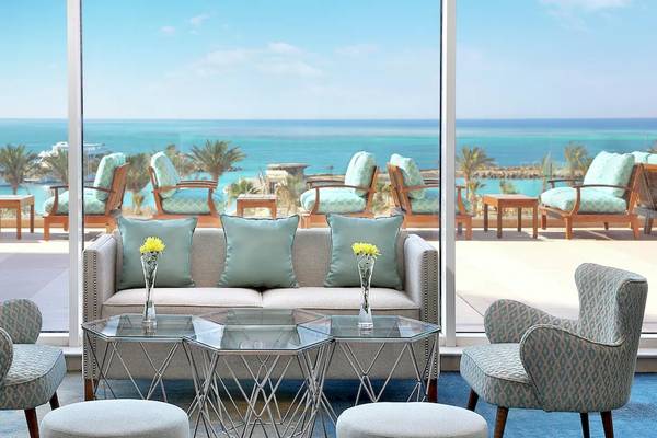 Loungebereich des Hilton Hurghada Plaza mit Blick auf das Meer.