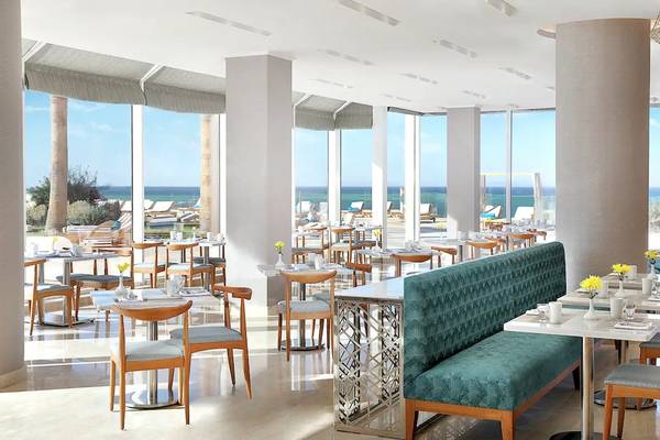 Restaurant im Hilton Hurghada Plaza Hotel mit Blick auf das Meer