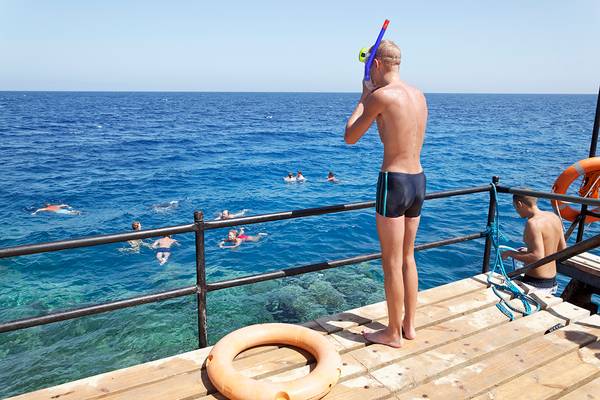 Junge schnorchelt am drei-ecken-meer-strand-resort