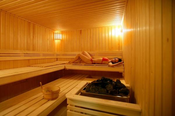 Frau in einem Holzsauna des Porto Carras Meliton Hotels