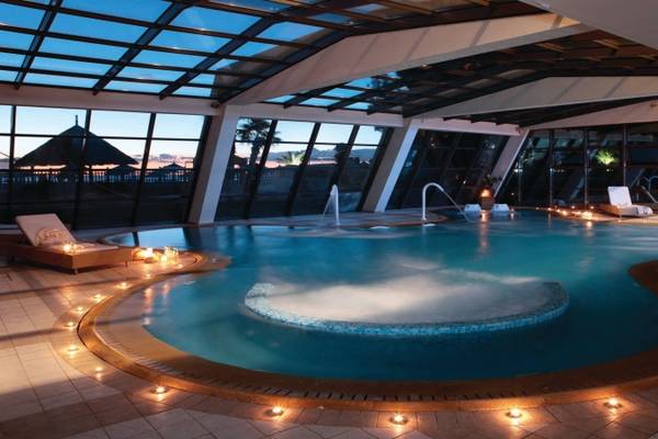 Innenpool im Porto Carras Meliton Hotel mit Glasdach und runden Sprudelbecken