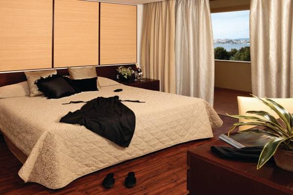 Ein Schlafzimmer im Porto Carras Meliton Hotel mit Blick auf das Meer.