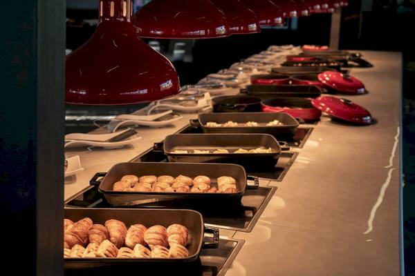 Buffet-Tisch im CHC Galini Palace mit verschiedenen Gerichten und roten Lampen.