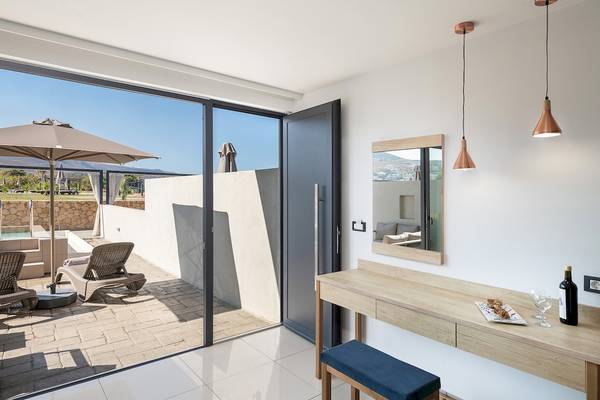 Innenansicht einer Suite im CHC Galini Palace Hotel mit offenem Eingang und Loungebereich