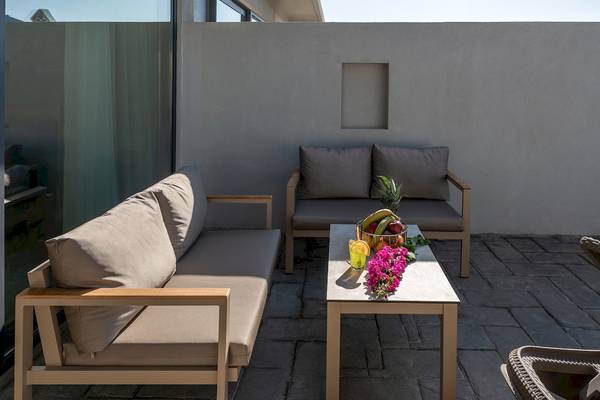 Terrasse des CHC Galini Palace mit Sitzgruppe und Tisch mit Obst und Blumen.
