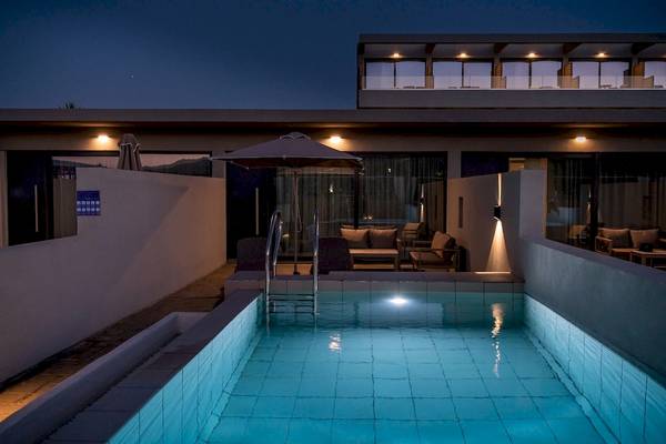 Nachtansicht des Swimmingpools im CHC Galini Palace Hotel.