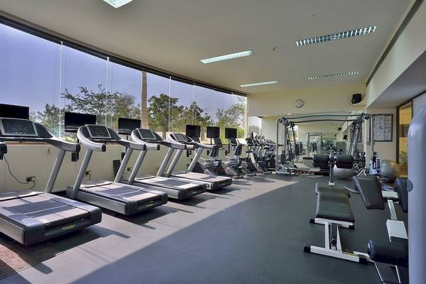 Fitnessstudio im Crowne Plaza Muscat mit mehreren Laufbändern und Fitnessgeräten.