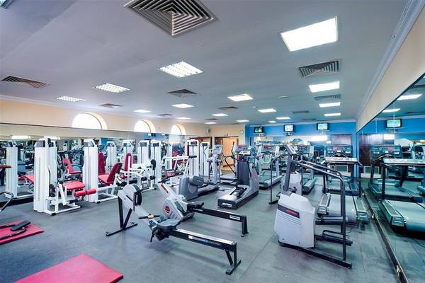 Fitnesscenter im Al Falaj Hotel mit verschiedenen Trainingsgeräten und Spiegeln