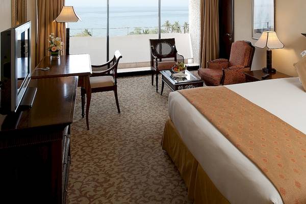 Hotelzimmer im InterContinental Muscat mit Blick auf das Meer und modernen Möbeln.