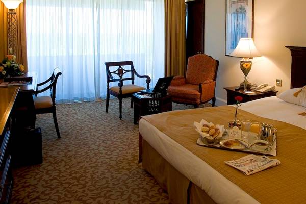 Hotelzimmer im InterContinental Muscat mit Frühstückstablett auf dem Bett.