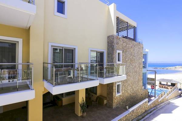 Außenansicht des Almira Hotels mit Balkon und Pool im Vordergrund.