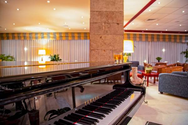 Ein Klavier im geräumigen Empfangsbereich des Mediterranen Hotels auf Rhodos.
