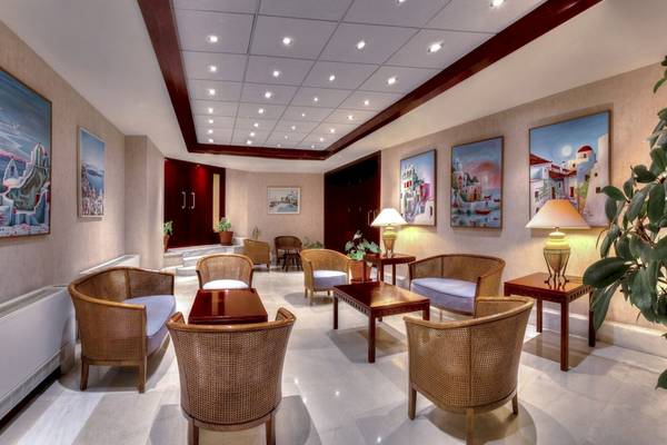 Lobby des Mediterranean Hotel auf Rhodos mit Möbeln und Gemälden an den Wänden.