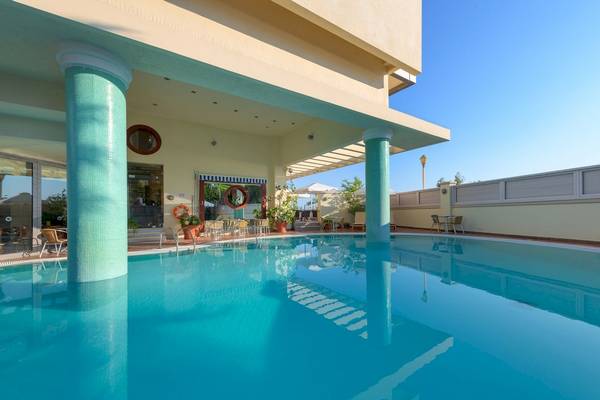 Außenpool des Mediterranean Hotel auf Rhodos mit blauem Wasser und türkisfarbenen Säulen.