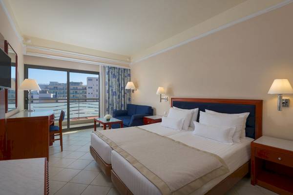 Doppelbett-Zimmer im Mediterranean Hotel auf Rhodos mit Stadtblick und modernem Interieur.