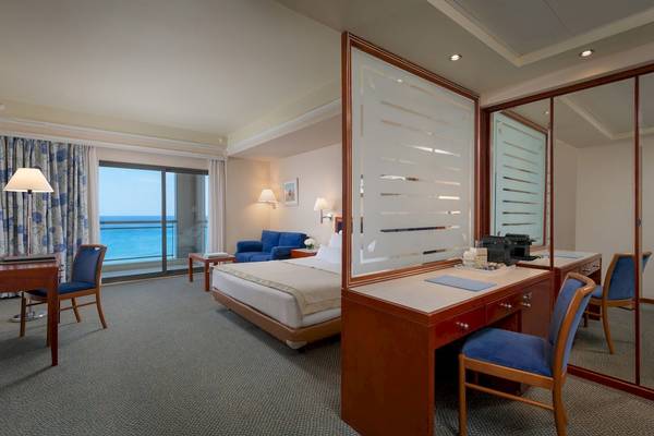 Innenansicht eines Hotelzimmers mit Meerblick im Mediterranean Hotel auf Rhodos