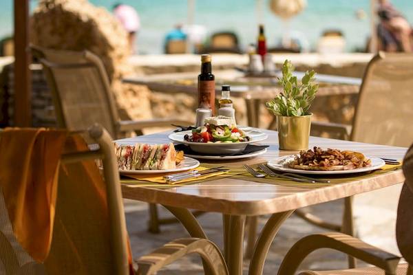 Essen auf einem Tisch im Freien am Strand des Kernos Beach Hotel & Bungalows