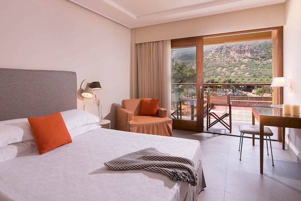 Zimmer im Kernos Beach Hotel & Bungalows mit Blick auf die Berge und einen Balkon