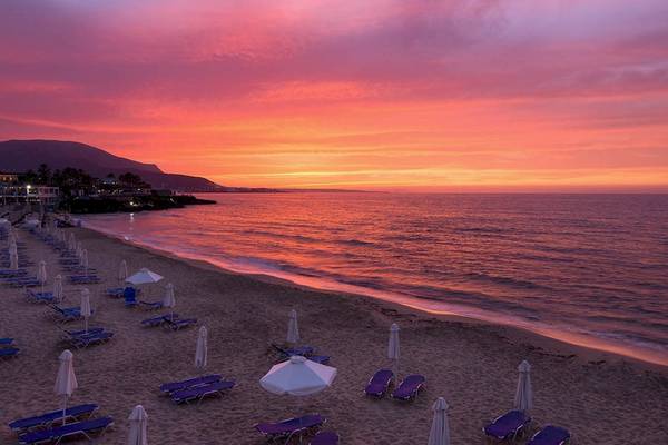 Strand mit Sonnenuntergang und Strandliegen am Kernos Beach Hotel & Bungalows