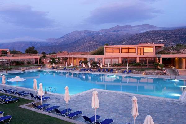 Außenbereich des Kernos Beach Hotel & Bungalows mit Swimmingpool und Loungeliegen