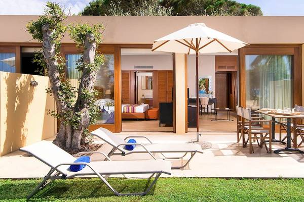 Terrasse mit Liegen, Tisch und Sonnenschirm im Kernos Beach Hotel & Bungalows