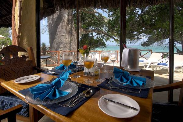 Tisch im Restaurant des Baobab Beach Resort & Spa mit Aussicht auf das Meer