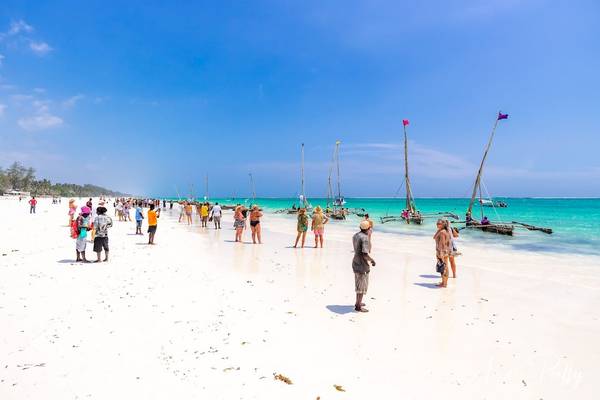 Menschen am Strand beim Baobab Beach Resort & Spa