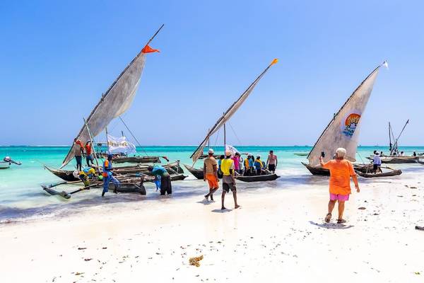 Strand mit Booten und Leuten im Baobab Beach Resort & Spa
