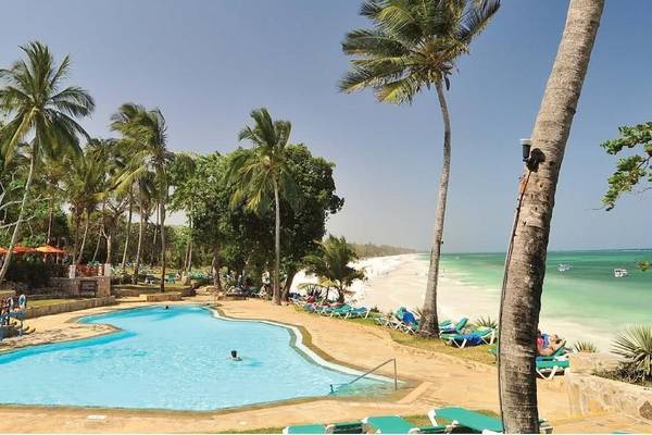 Außenpool des Baobab Beach Resort & Spa mit Gästen und Palmen im Hintergrund.
