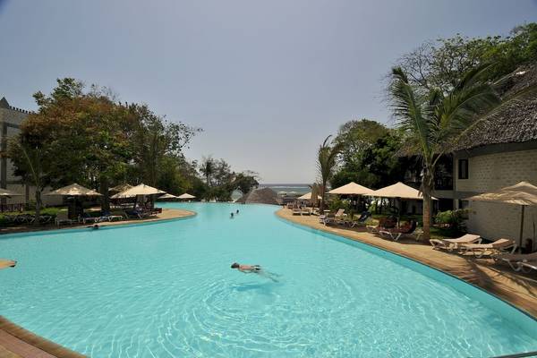 Ein Schwimmbecken mit mehreren Personen im Baobab Beach Resort & Spa.