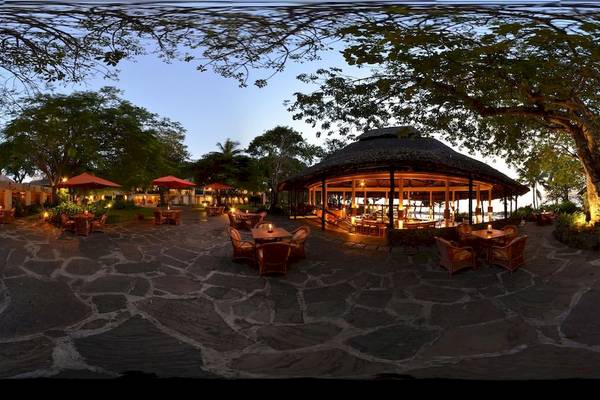 Außenbereich des Baobab Beach Resort & Spa mit Pavillons, Tischen und Stühlen im Freien.