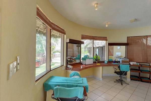 Behandlungsraum im Baobab Beach Resort & Spa mit hellen Wänden und weißen Fliesenboden.