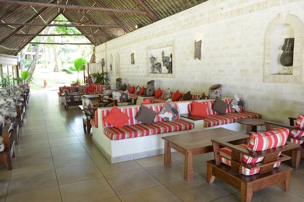 Innenbereich des Baobab Beach Resort & Spa mit Sofas, Tischen und dekorativen Elementen.