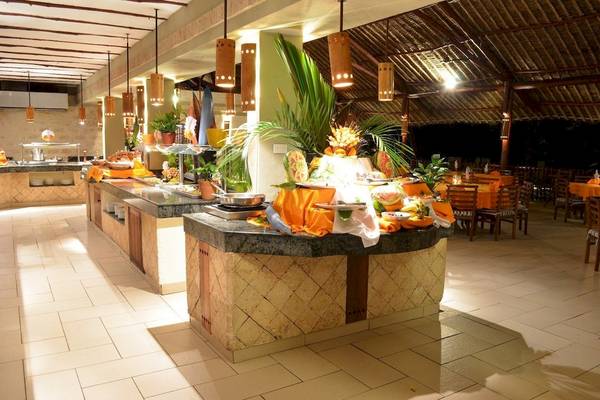 Restaurant des Baobab Beach Resort & Spa mit Büfett und gedeckten Tischen