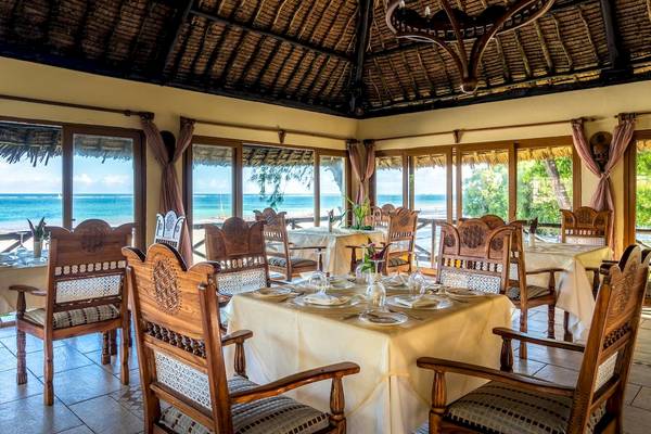 Innenansicht des Restaurants im Baobab Beach Resort mit Blick auf das Meer.