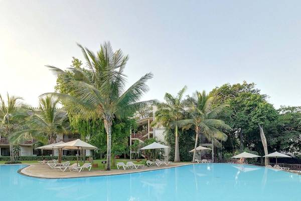 Außenpool im Baobab Beach Resort & Spa mit Loungeliegen und Sonnenschirmen.