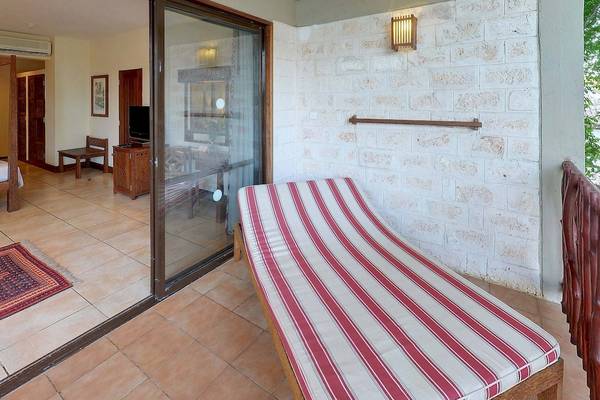 Zimmer mit Terrasse, Doppelbett, Tisch und Fernseher, Baobab Beach Resort & Spa