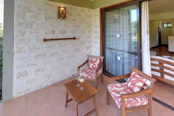 Terrasse mit Sofas und Tisch im Baobab Beach Resort & Spa.