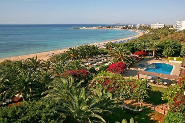 Luftaufnahme des Alion Beach Hotels mit Blick auf den Strand, Palmen und Swimmingpool