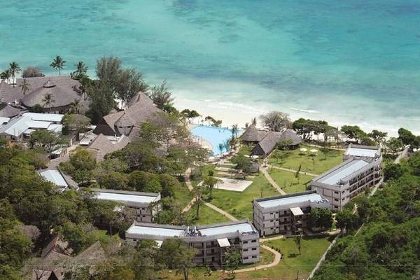 Luftaufnahme des Baobab Beach Resort & Spa mit Blick auf den Strand und den Pool.
