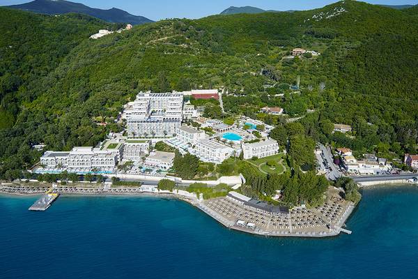 Luftaufnahme des MarBella Corfu Hotels mit Swimmingpool und Klippen am Meer