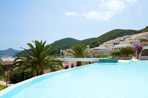 Außenpool des MarBella Corfu Hotels mit Blick auf die Berge und Gebäude
