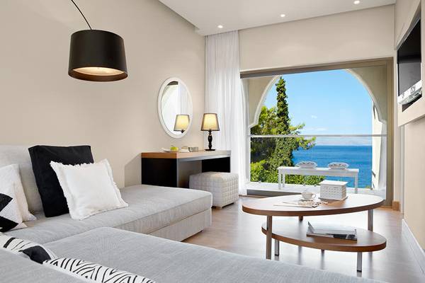 Hotelsuite im MarBella Corfu mit Blick auf das Meer und eine offene Terrasse.