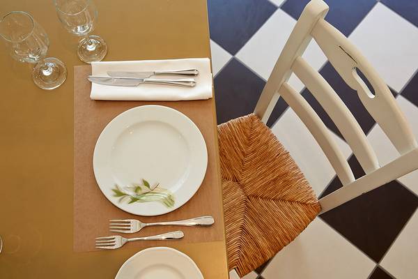 Tisch mit Geschirr und Besteck im MarBella Corfu