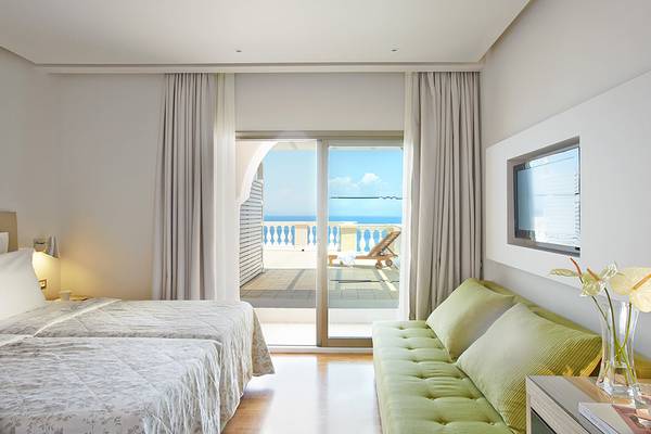 Doppelbett-Zimmer mit Balkon und Meerblick im MarBella Corfu Hotel