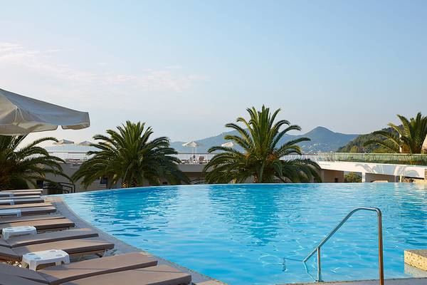 Außenpool des MarBella Corfu Hotels mit Sonnenliegen und Palmen